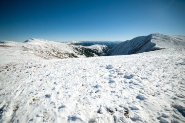 Güzel kış dağlar. Ulusal Doğa Parkı. Karlı kış
