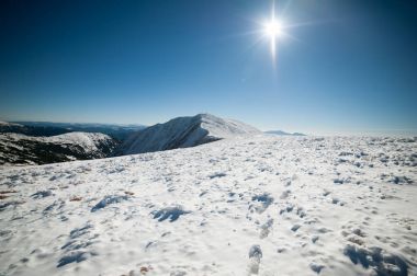 Güzel kış dağlar. Ulusal Doğa Parkı. Karlı kış
