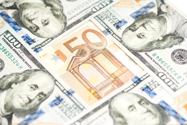 Beyaz arka planda 100 dolarlık banknot