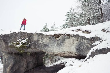 Dağlarda kış yürüyüşü. Sıcak, modern turist kıyafetleri. Yürüyüşe çıkmış bir kadın.