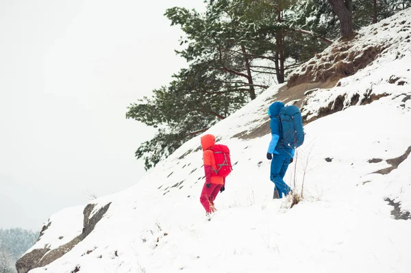 冬天在山上远足 给现代旅游服装保暖 男女徒步旅行 — 图库照片