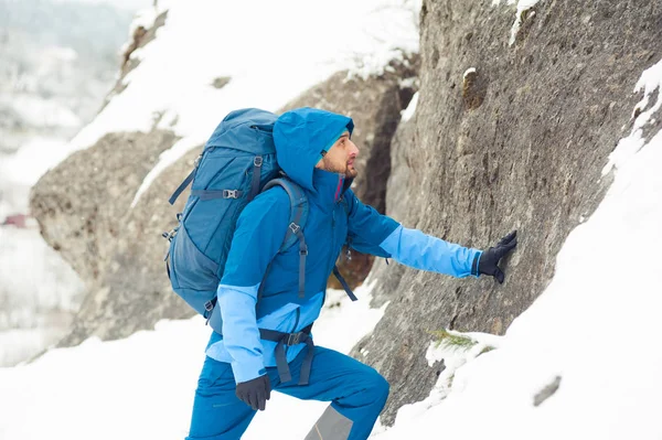 Bergsteiger Winter Mit Rucksack — Stockfoto