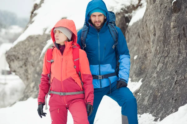 冬天在山上远足 给现代旅游服装保暖 男女徒步旅行 — 图库照片