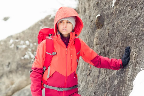 冬天在山上远足 给现代旅游服装保暖 徒步旅行的女人 — 图库照片