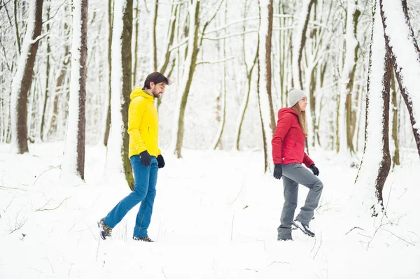 Caminata Invierno Las Montañas Ropa Turística Moderna Cálida Mujer Hombre — Foto de Stock