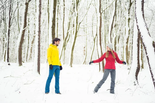 Caminhada Inverno Nas Montanhas Roupas Turísticas Modernas Quentes Mulher Homem — Fotografia de Stock