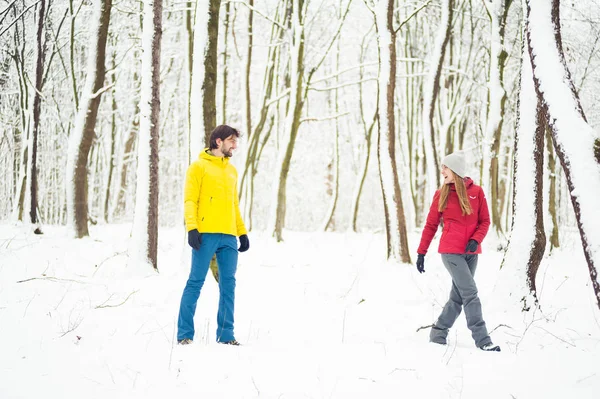 Caminata Invierno Las Montañas Ropa Turística Moderna Cálida Mujer Hombre — Foto de Stock