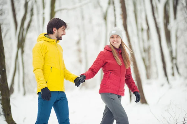 Winterwanderung Den Bergen Warme Moderne Touristenkleidung Frau Und Mann Auf — Stockfoto