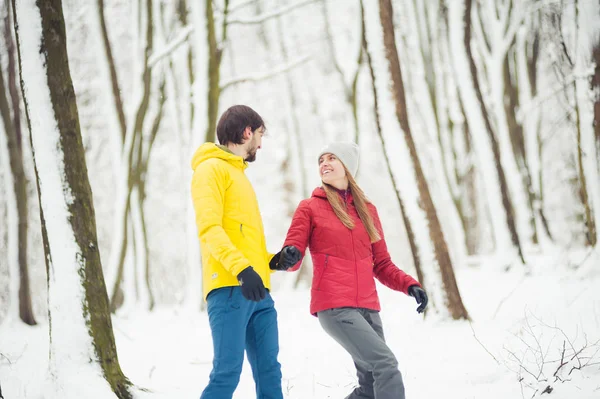 Caminata Invierno Las Montañas Ropa Turística Moderna Cálida Mujer Hombre — Foto de Stock