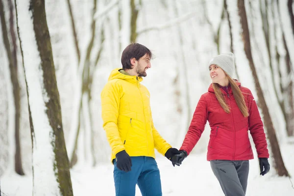 Caminhada Inverno Nas Montanhas Roupas Turísticas Modernas Quentes Mulher Homem — Fotografia de Stock