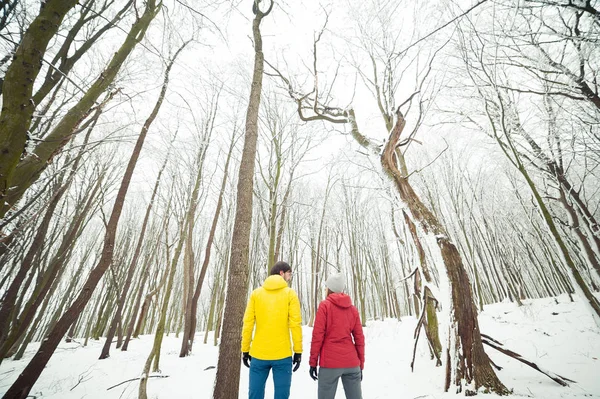 Caminhada Inverno Nas Montanhas Roupas Turísticas Modernas Quentes Mulher Homem — Fotografia de Stock