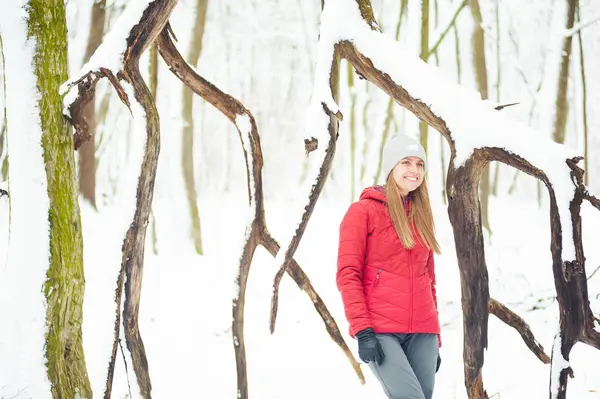 Winterwandeling Bergen Warme Moderne Toeristische Kleding Vrouw Een Wandeling — Stockfoto