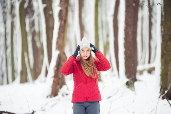 Winterwanderung Den Bergen Warme Moderne Touristenkleidung Frau Auf Wanderschaft — Stockfoto