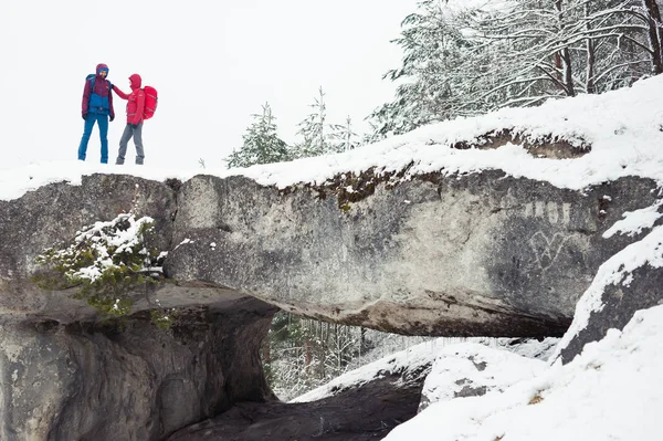 Caminhada Inverno Nas Montanhas Roupas Turísticas Modernas Quentes Mulher Homem — Fotografia de Stock