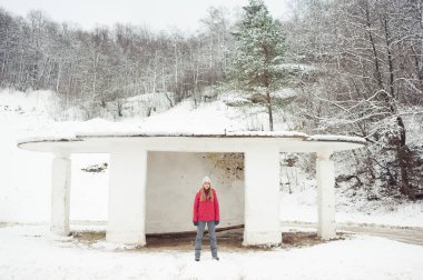 Dağlarda kış yürüyüşü. Sıcak, modern turist kıyafetleri. Yürüyüşe çıkmış bir kadın.