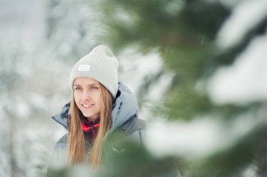 Dağlarda kış yürüyüşü. Sıcak, modern turist kıyafetleri. Yürüyüşe çıkmış bir kadın.