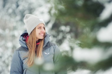 Dağlarda kış yürüyüşü. Sıcak, modern turist kıyafetleri. Yürüyüşe çıkmış bir kadın.