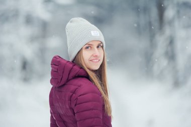 Dağlarda kış yürüyüşü. Sıcak, modern turist kıyafetleri. Yürüyüşe çıkmış bir kadın.