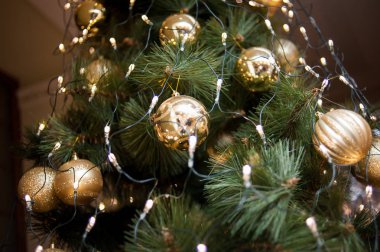 Noel ağacı süsle. Aralık ayı tatil