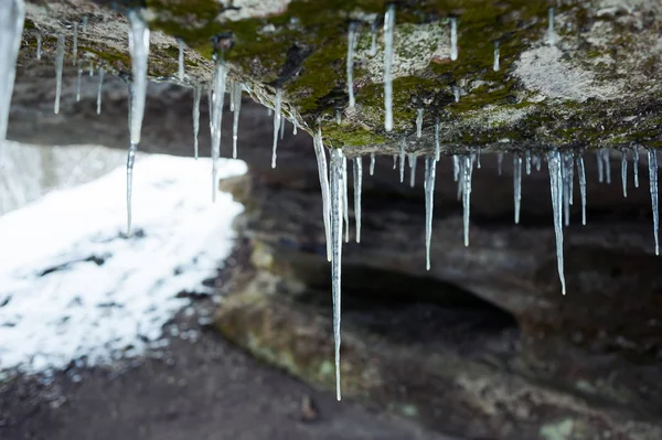 Eiszapfen Auf Dem Dach Des Flusses — Stockfoto