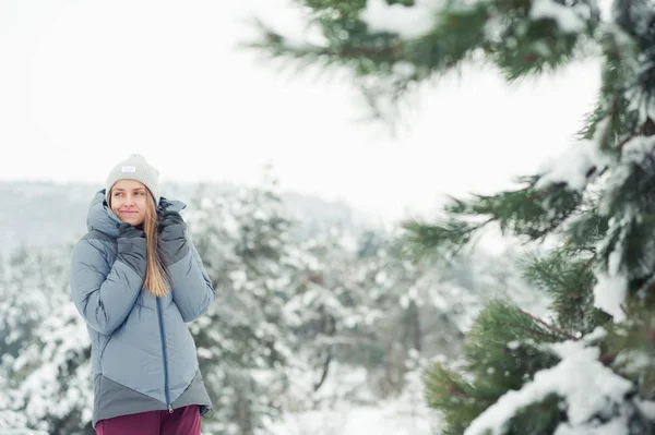 Winter Hike Mountains Warm Modern Tourist Clothes Woman Hike — Stock Photo, Image