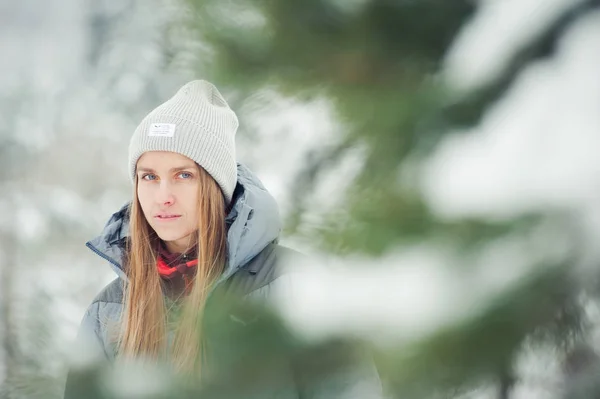 Winterwanderung Den Bergen Warme Moderne Touristenkleidung Frau Auf Wanderschaft — Stockfoto