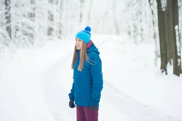 Winterwandeling Bergen Warme Moderne Toeristische Kleding Vrouw Een Wandeling — Stockfoto