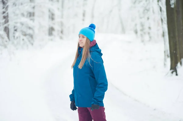 Caminhada Inverno Nas Montanhas Roupas Turísticas Modernas Quentes Mulher Uma — Fotografia de Stock