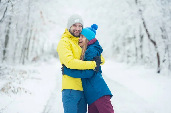 Caminata Invierno Las Montañas Ropa Turística Moderna Cálida Mujer Hombre — Foto de Stock