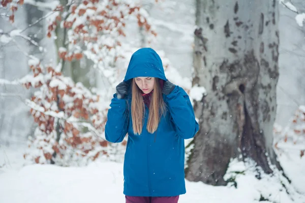 Winterwandeling Bergen Warme Moderne Toeristische Kleding Vrouw Een Wandeling — Stockfoto