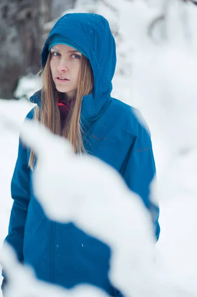 Caminhada Inverno Nas Montanhas Roupas Turísticas Modernas Quentes Mulher Uma — Fotografia de Stock