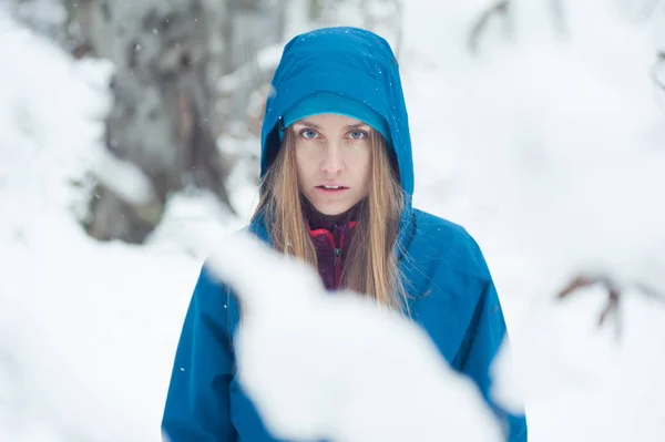 Randonnée Hivernale Montagne Chaleureux Vêtements Touristiques Modernes Femme Randonnée — Photo