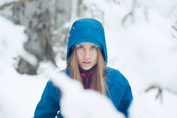 Winterwanderung Den Bergen Warme Moderne Touristenkleidung Frau Auf Wanderschaft — Stockfoto