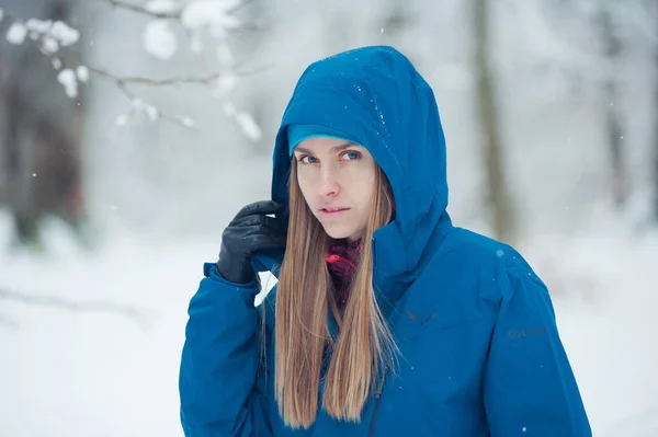 Winterwandeling Bergen Warme Moderne Toeristische Kleding Vrouw Een Wandeling — Stockfoto