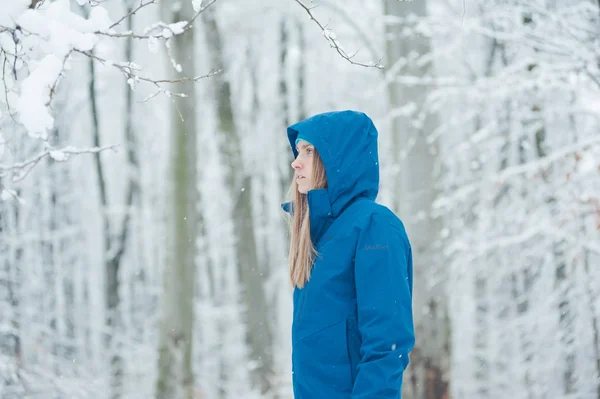 Winterwanderung Den Bergen Warme Moderne Touristenkleidung Frau Auf Wanderschaft — Stockfoto