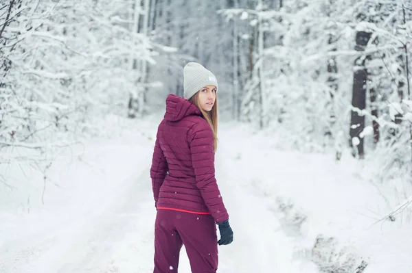 Winterwandeling Bergen Warme Moderne Toeristische Kleding Vrouw Een Wandeling — Stockfoto