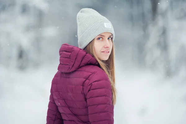 Winterwanderung Den Bergen Warme Moderne Touristenkleidung Frau Auf Wanderschaft — Stockfoto