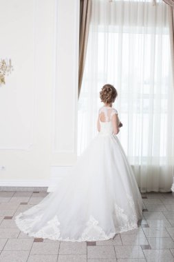 bir gelinlik büyük bir avize ile lüks bir beyaz odada güzel gelin