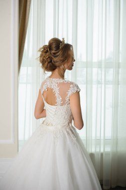 bir gelinlik büyük bir avize ile lüks bir beyaz odada güzel gelin