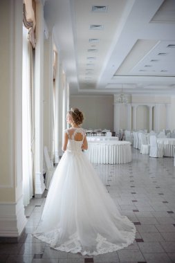 bir gelinlik büyük bir avize ile lüks bir beyaz odada güzel gelin