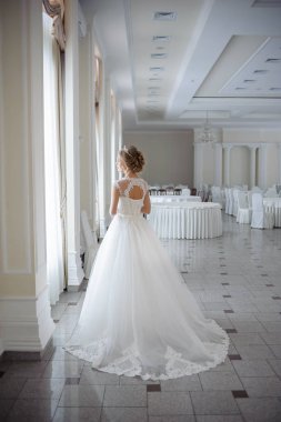 bir gelinlik büyük bir avize ile lüks bir beyaz odada güzel gelin