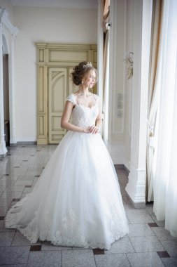 bir gelinlik büyük bir avize ile lüks bir beyaz odada güzel gelin