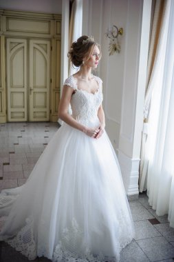 bir gelinlik büyük bir avize ile lüks bir beyaz odada güzel gelin