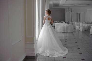 bir gelinlik büyük bir avize ile lüks bir beyaz odada güzel gelin