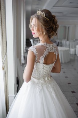 bir gelinlik büyük bir avize ile lüks bir beyaz odada güzel gelin