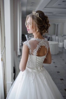 bir gelinlik büyük bir avize ile lüks bir beyaz odada güzel gelin