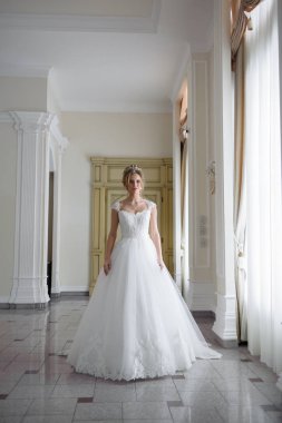 bir gelinlik büyük bir avize ile lüks bir beyaz odada güzel gelin