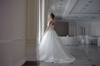 bir gelinlik büyük bir avize ile lüks bir beyaz odada güzel gelin