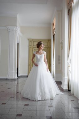 bir gelinlik büyük bir avize ile lüks bir beyaz odada güzel gelin