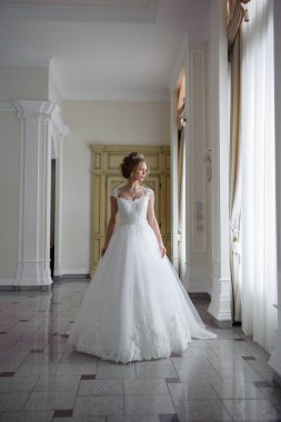 bir gelinlik büyük bir avize ile lüks bir beyaz odada güzel gelin